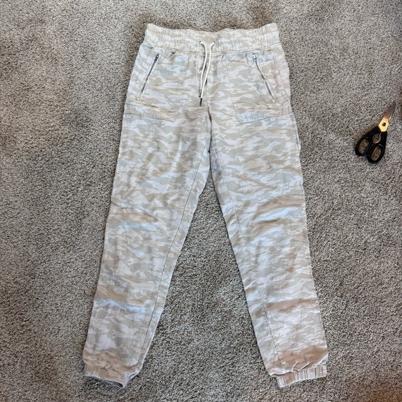 ATHLETA Cabo Tide Linen Jogger. Cream Camo. Size 6T - Picture 3 of 6